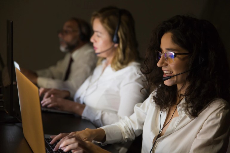 trabalhadores do call center no escritorio