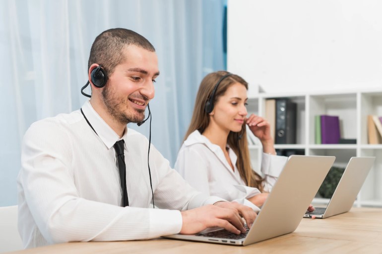 pessoas trabalhando no call center