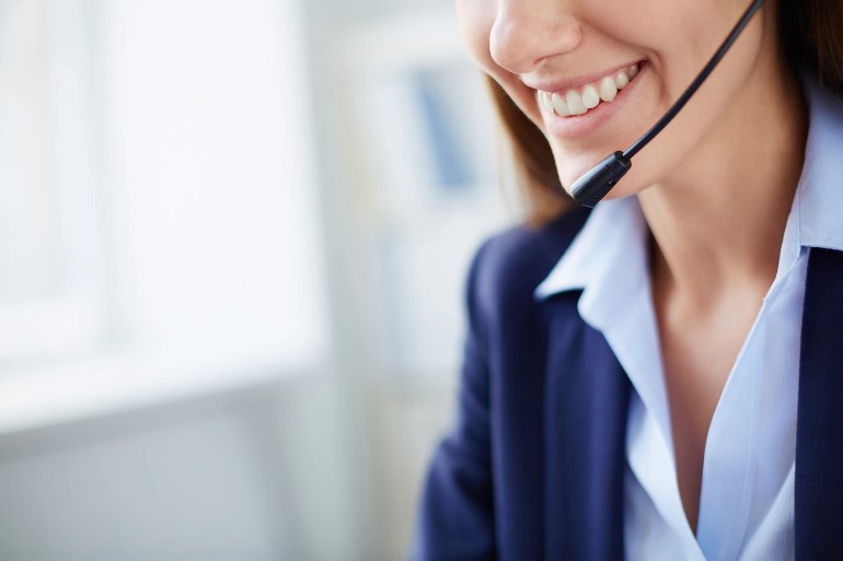 mulher sorrindo com microfone e fone de ouvido
