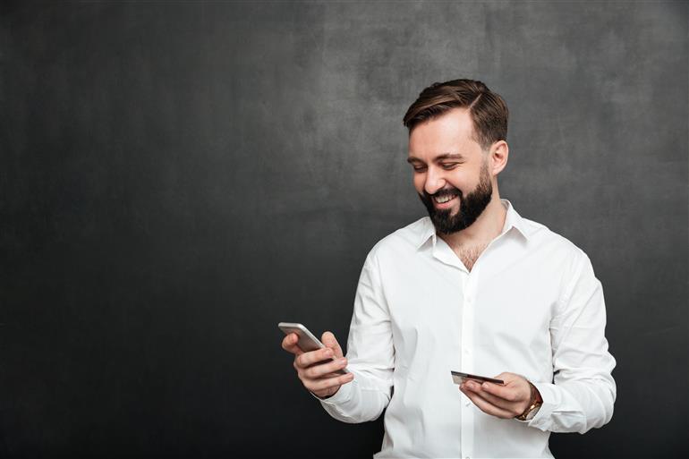 homem ligando para o telefone do cartão mais mastercard