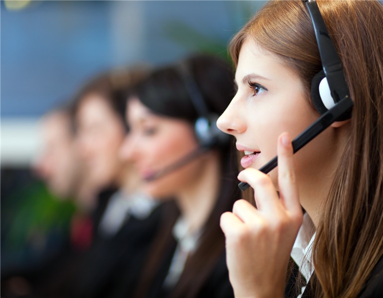 mulher atendente do telefone assim saúde