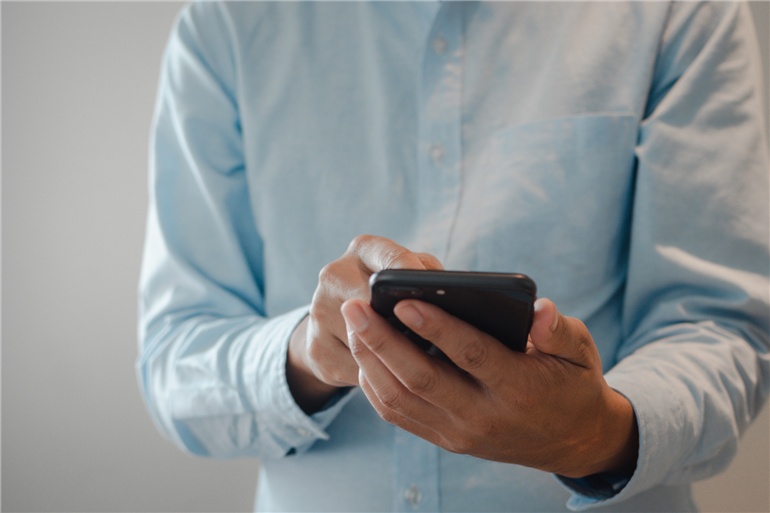 homem digitando no celular na Linha de endereço 1 