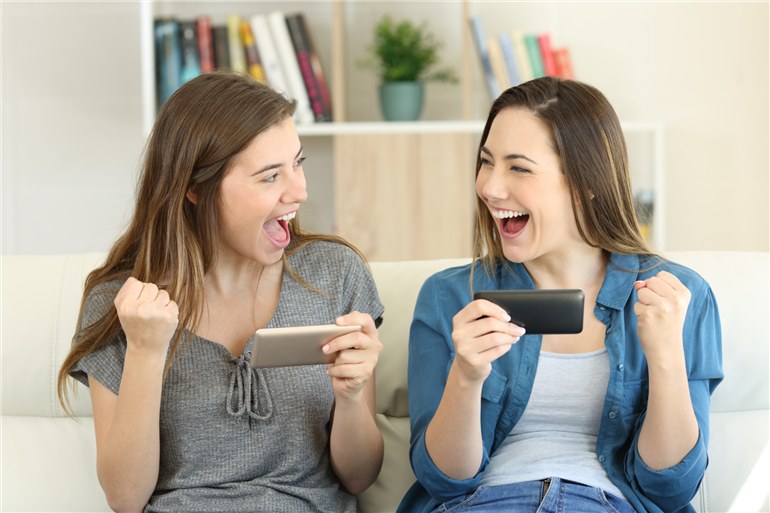 amigas felizes jogando online pelo celular