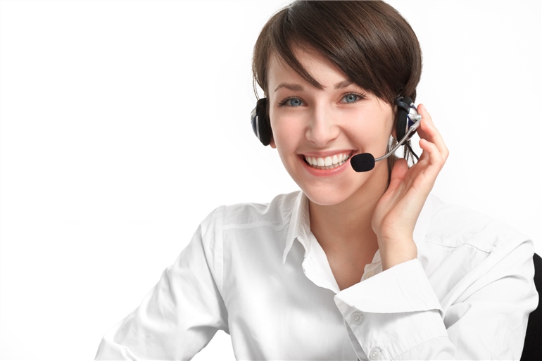 mulher sorrindo com fone de ouvido e microfone  
