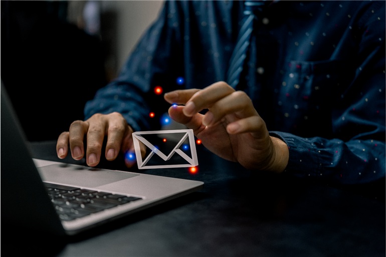 homem usando computador para enviar email